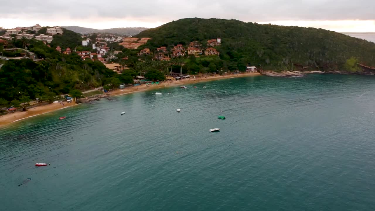 Vista de drone das casas de praia de um penhasco na costa no Brasil, Rio de Janeiro
