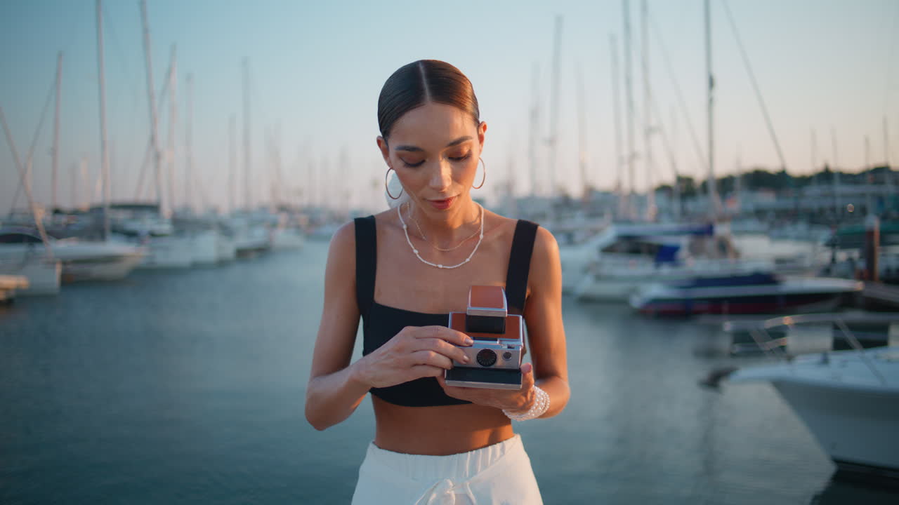Donna che scatta foto in marina