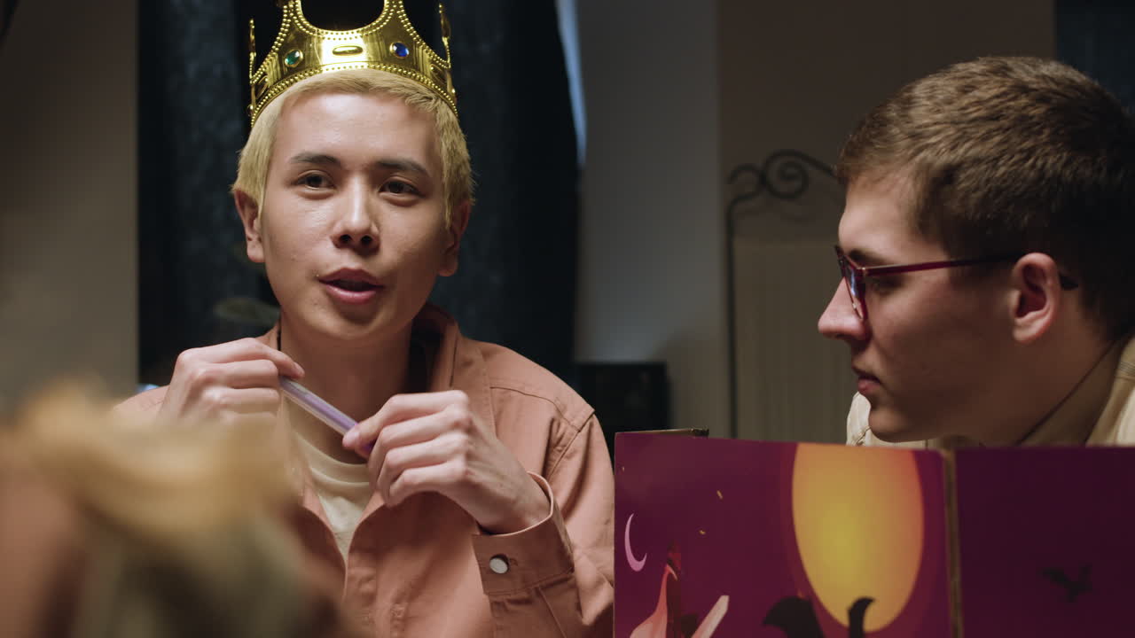 люди играют в ролевые игры