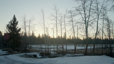 Schöner-Sonnenaufgang-über-Gefrorener-Schneebedeckter-Ackerlandranch