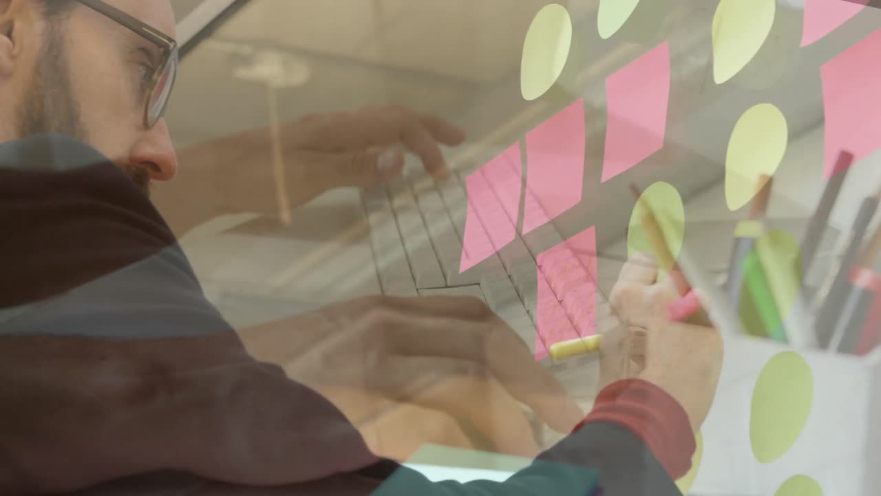 브레인스토밍을 통해 노트북을 사용하는 손의 애니메이션 사업가 메모를 쓰는