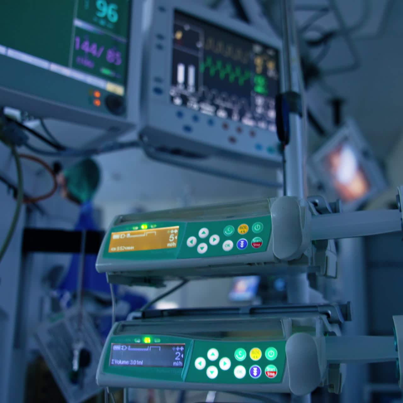 Primo piano di attrezzature mediche avanzate. Macchinari innovativi al lavoro in sala operatoria. Monitor del ventilatore polmonare da vicino