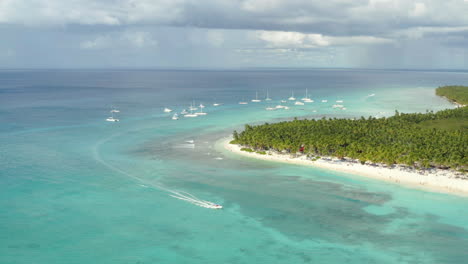 un gran grupo de yates de lujo anclados en alta mar como cruceros en lancha motora, saona, panorama aéreo