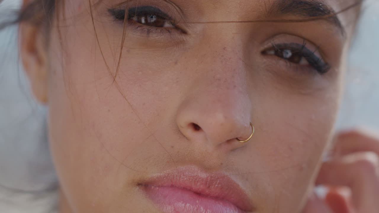 da vicino una bella donna di razza mista che sorride