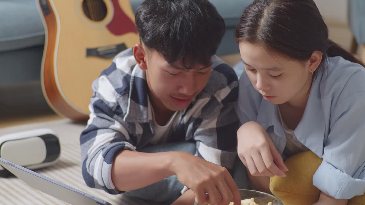 друзья наслаждаются кино вечером дома