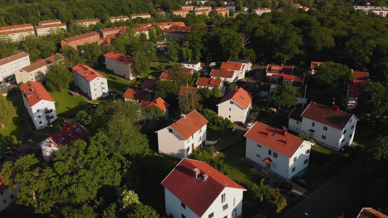 Spectaculaire luchtopnamen boven het voorstedelijke deel van Göteborg, Zweden, genaamd Karralund-2.