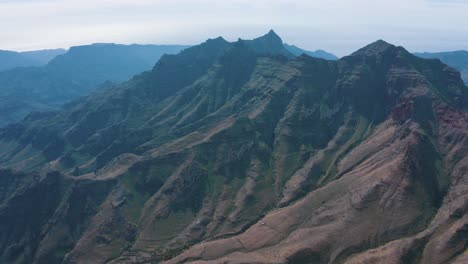 Drohnenaufnahme-Von-Bergen-Und-Schluchten-Auf-Gran-Canaria