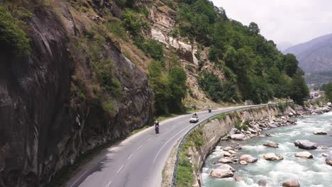 Una-Toma-Aérea-De-Una-Carretera-De-Gran-Altitud-Que-Atraviesa-La-Gran-Cordillera-Del-Himalaya