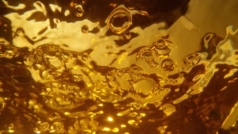 líquido dorado con burbujas