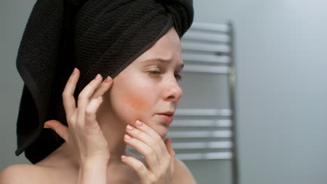 mujer en el baño