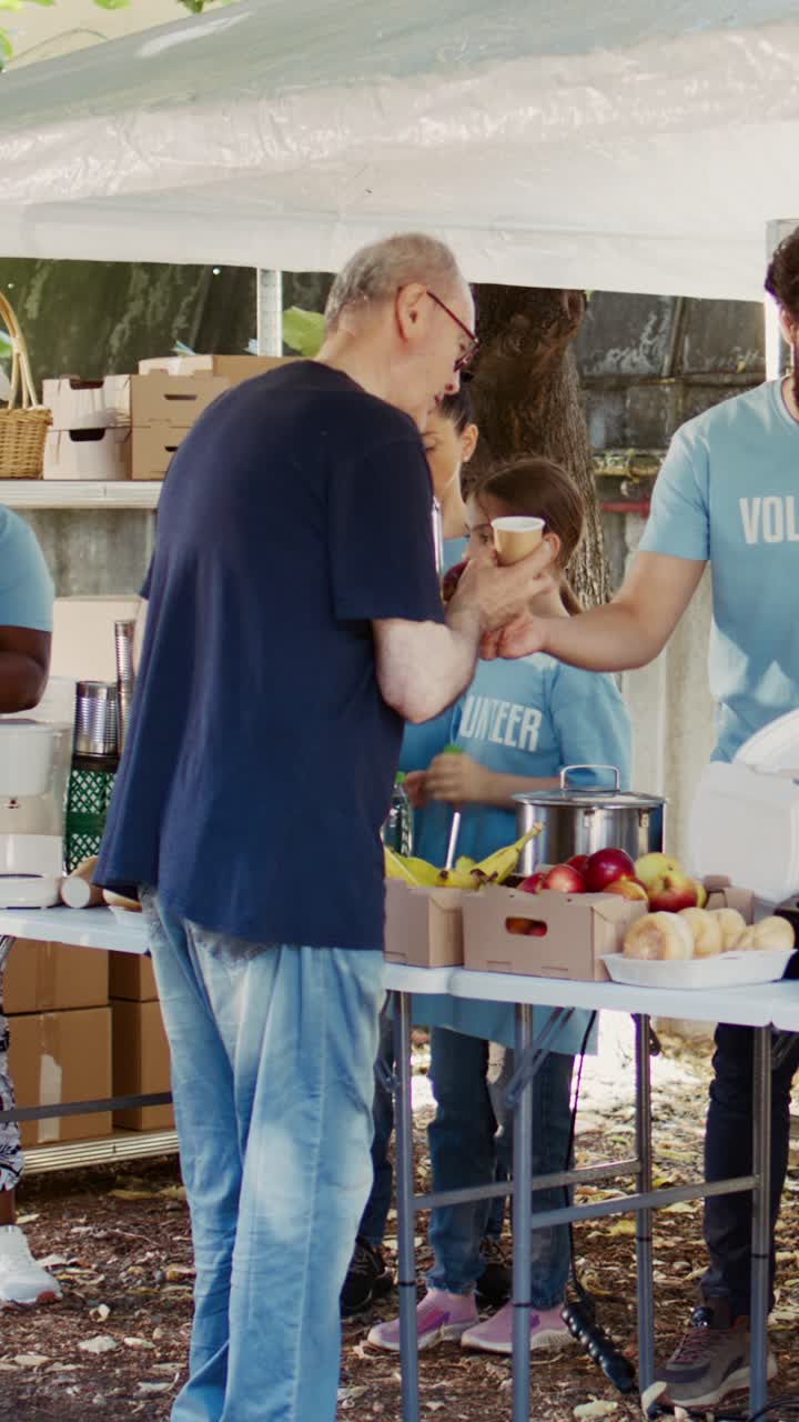 Vídeo vertical Banco de alimentos sin ánimo de lucro que ofrece apoyo