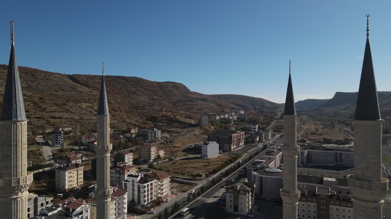 minarete de la mezquita en la ciudad