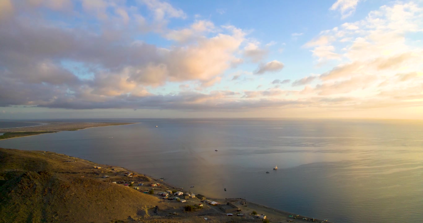 Ripresa aerea con drone al tramonto della splendida Baia di Magdalena, Messico