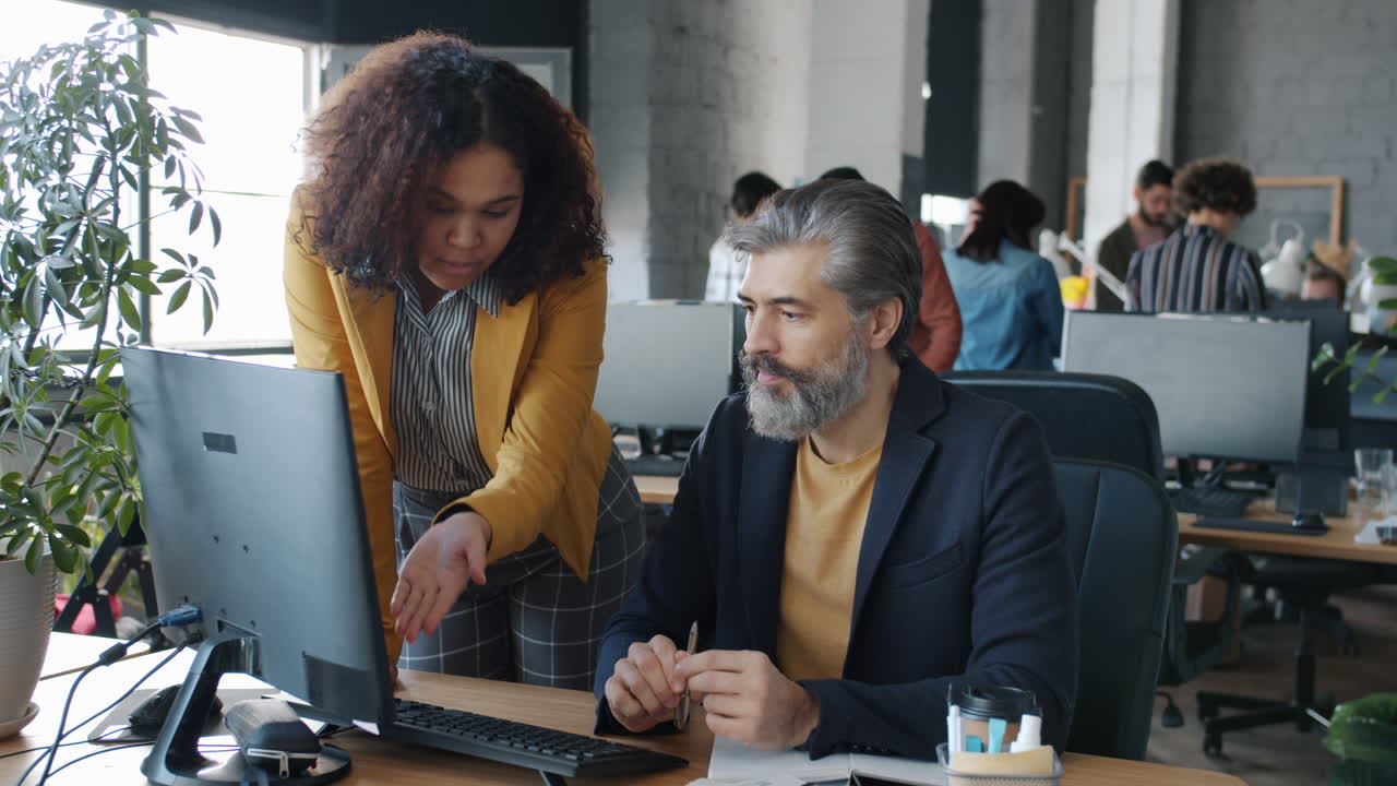 Colleghi di lavoro che collaborano al computer