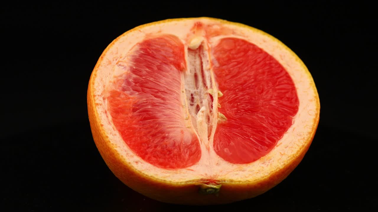 los frutos de la toronja en fondo negro