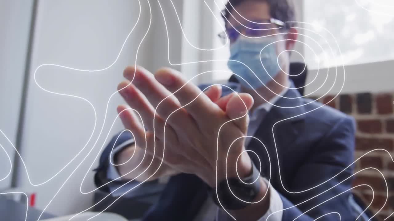 animación de líneas blancas sobre un hombre que usa una máscara facial desinfectando las manos