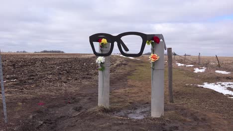 Die-Buddy-Holly-Memorial-Flugzeugabsturzstelle-Im-Klaren-Lake-Iowa