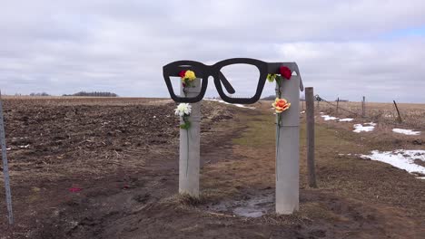 el sitio del accidente de avión en memorial de buddy holly en clear lake iowa