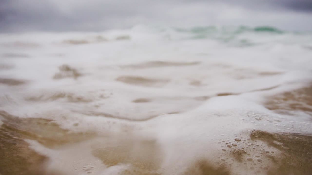 바다에서 우울한 흐린 날에 파도 사이에 거품 녹색 물 거품