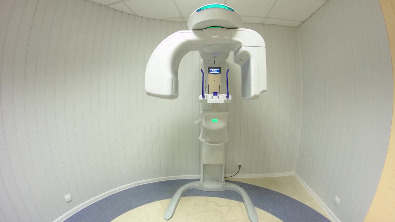 Scanner digitale panoramico 3D a raggi X dentale in clinica timelapse hyperlapse. Dimostrazione di funzionamento.