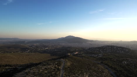 vista aérea del monte hymettus horizonte del atardecer