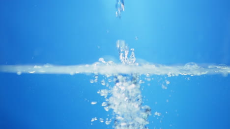 Verter-Gotas-De-Agua-Cristalina-En-Un-Recipiente-Creando-Ondas-Y-Ondas.