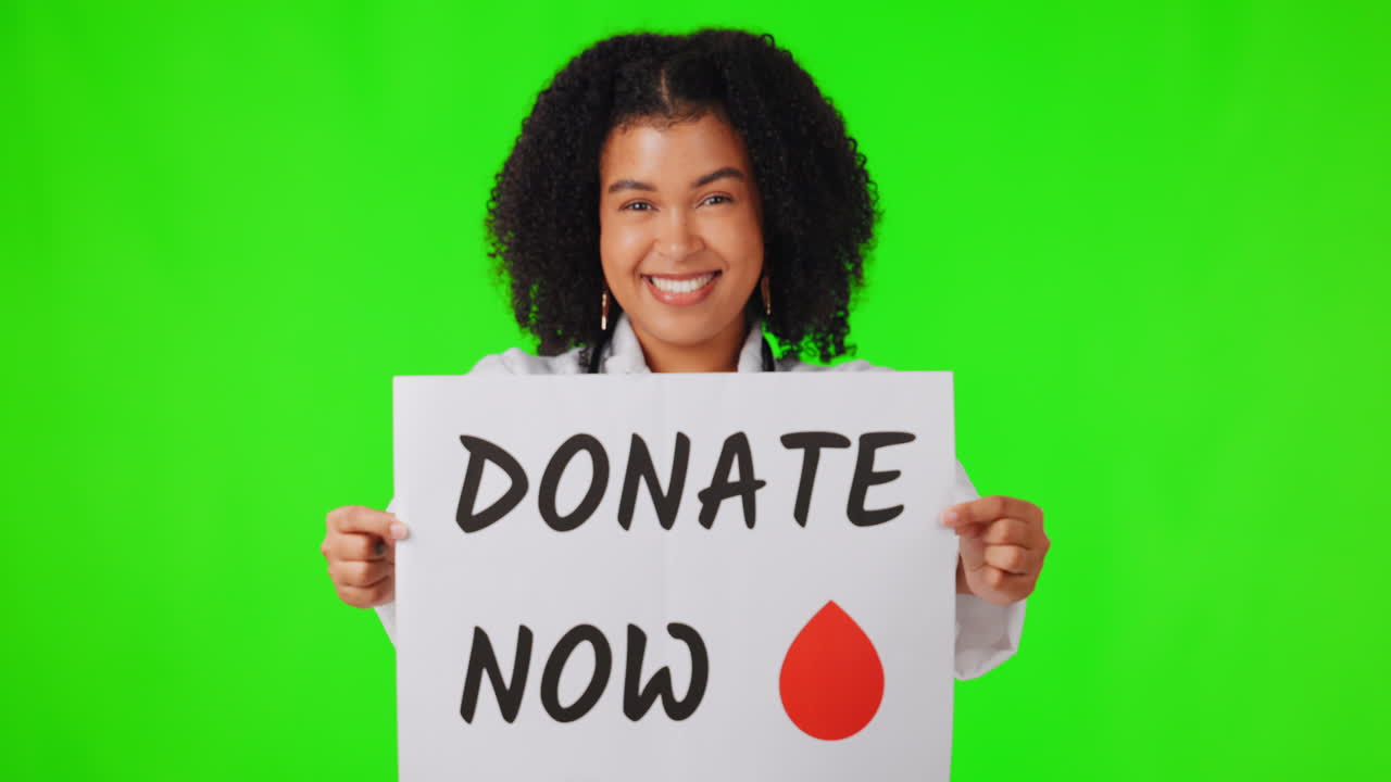 Donna, medico e cartello di donazione del sangue su sfondo verde