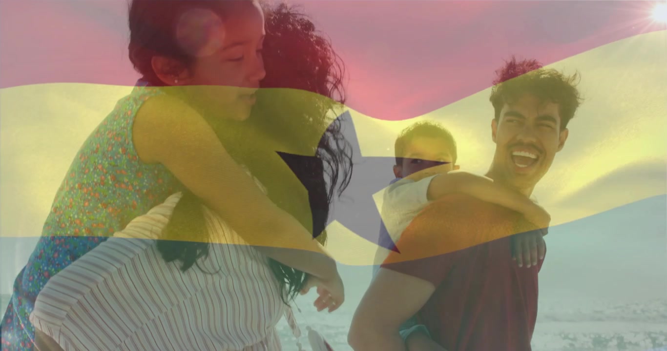 Familie begint wandeling langs strand, draagt kinderen op de rug, Ghanese vlag zwaait voorbij voor reizen.