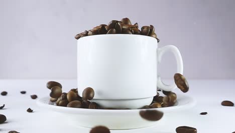los granos de café caen en una taza blanca en una mesa blanca de madera. taza desbordante con granos de cafe. video crudo 4k con efecto de rampa de velocidad. filmado en cámara de cine de alta velocidad, 1000 fps.