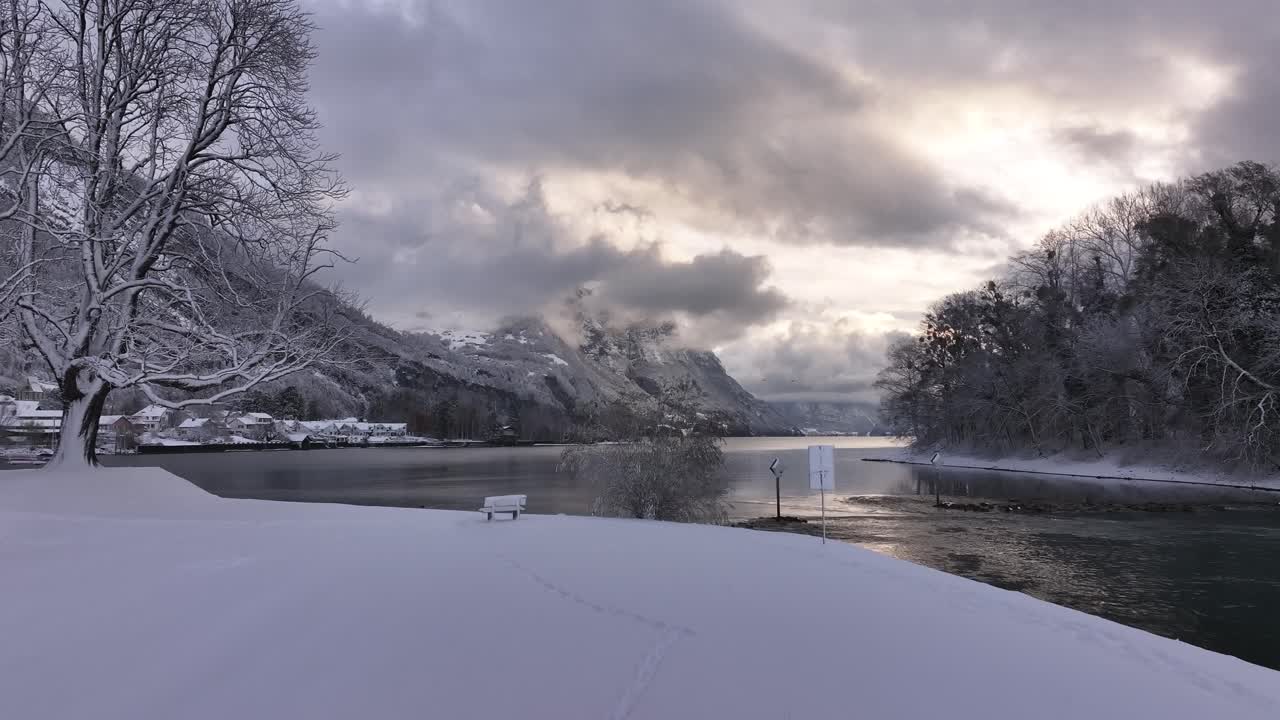 웨일런시 호수 연안에 있는 눈으로 인 공원의 공중 사진, 조용한 아침에 드론에 의해 찍힌 사진입니다.