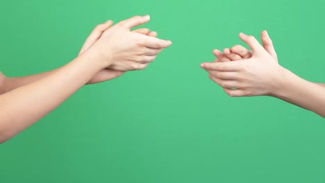 두 사람이 손을 치며 녹색 화면 크롬 키 배경에서 박수를 치고 있습니다.