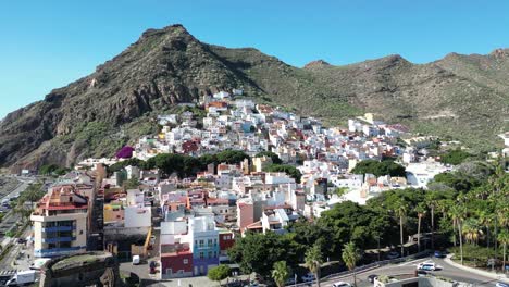 pequeña ciudad en tenerife junto al océano