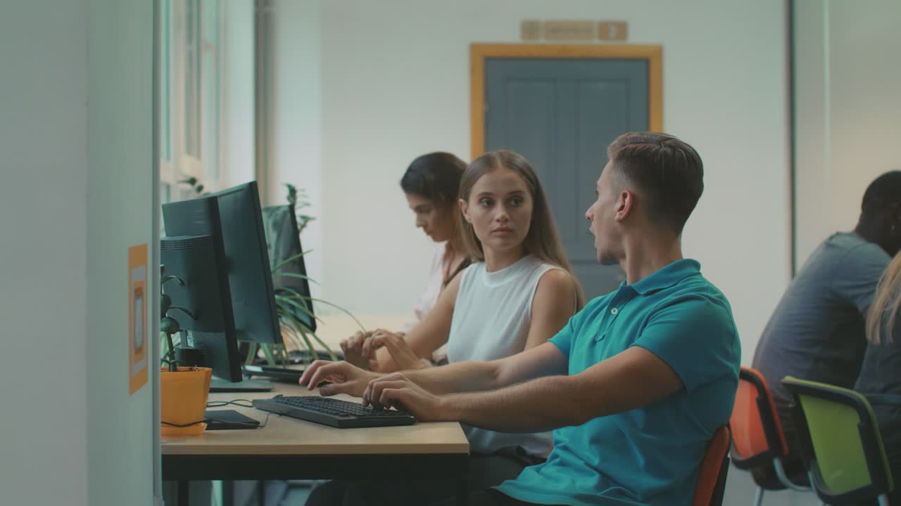 jóvenes colegas discutiendo cuestiones de trabajo. gente alegre bromeando.