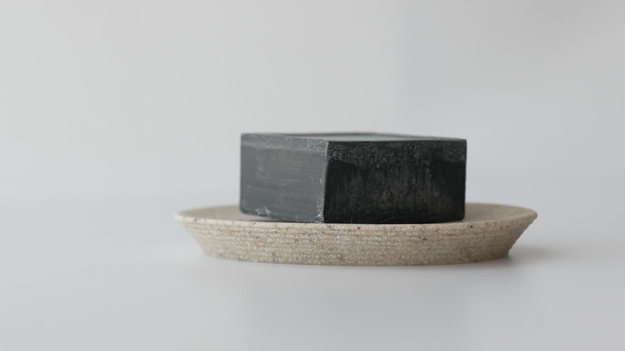 베이지색 비누 접시에 검은 비누
