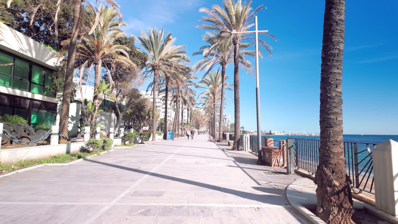 Spacer po promenadzie w Marbelli, Hiszpania.