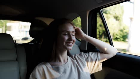 Mujer-Joven-Sentada-En-El-Asiento-Del-Pasajero-Del-Coche-Mirando-Por-La-Ventana,-Disfrutando-Del-Viaje