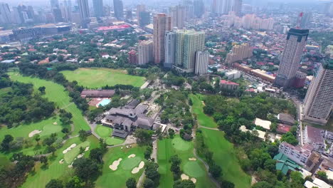 Breite-Luftaufnahme-Eines-Wunderschönen-Golfplatzes-In-Einer-Urbanen-Stadt-Von-Metro-Manila