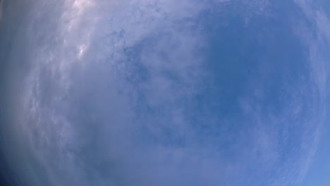 cielo azul y capa de nubes moviéndose en una hermosa tarde soleada