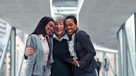 Mujeres-Empresarias,-Abrazo-Y-Colaboración-Grupal.