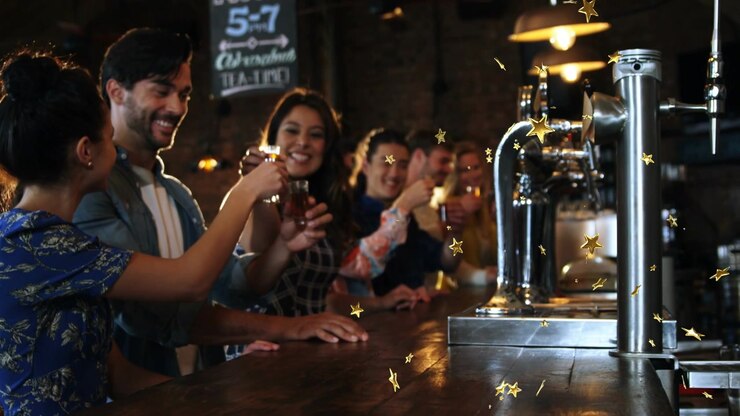 Avventori del bar che brindano mentre una donna passa un bicchiere, segnando l'happy hour con stelle dorate che fluttuano attraverso il bar.