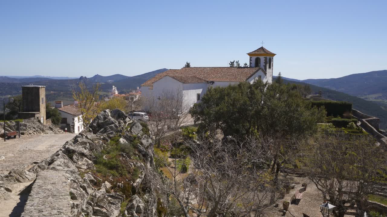 iglesia de espirito santo en marvao en medio de un hermoso paisaje y murallas de la ciudad