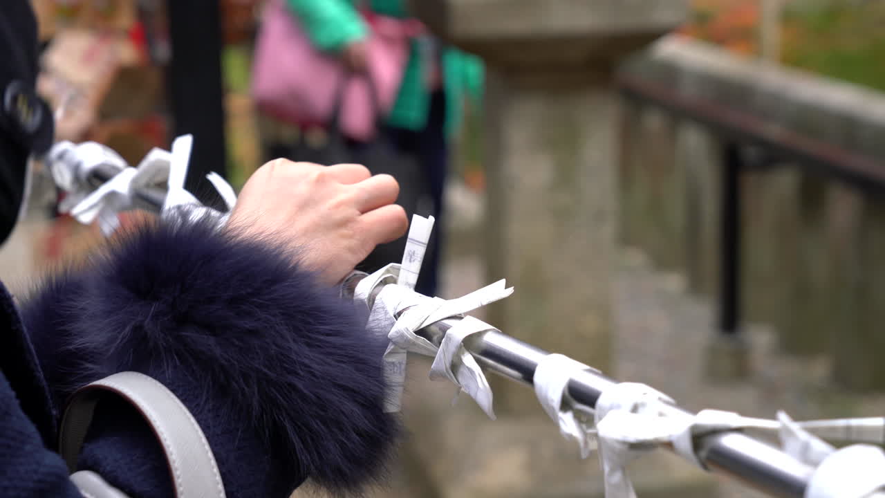 사원에서 점쟁이 종이 조각