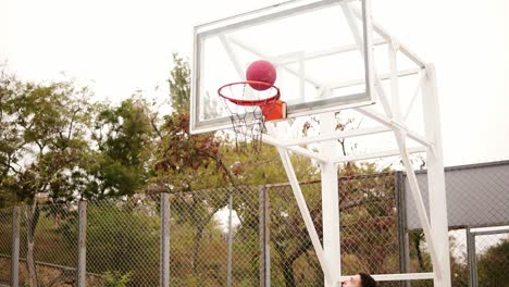 公園でバスケットボールを投げている男 ⁇ スローモーションショット