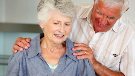 Senior-couple-preparing-a-healthy-salad-together