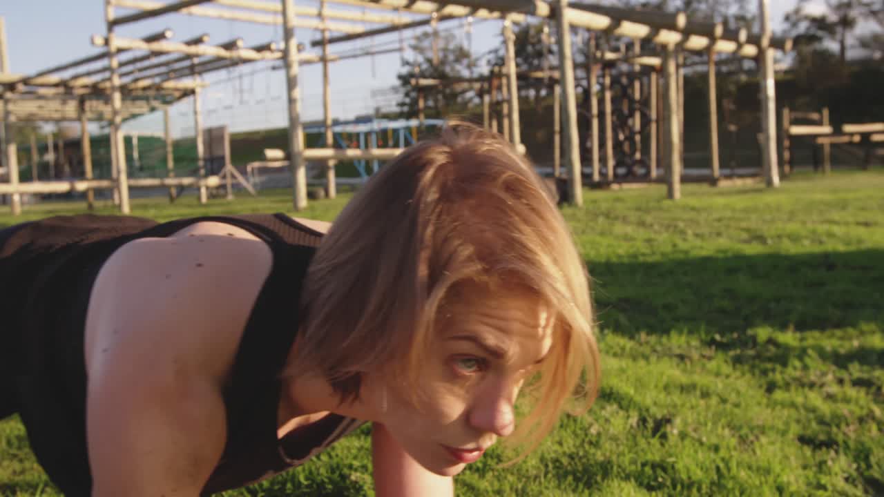 mujeres jóvenes entrenando en un campamento de gimnasia al aire libre