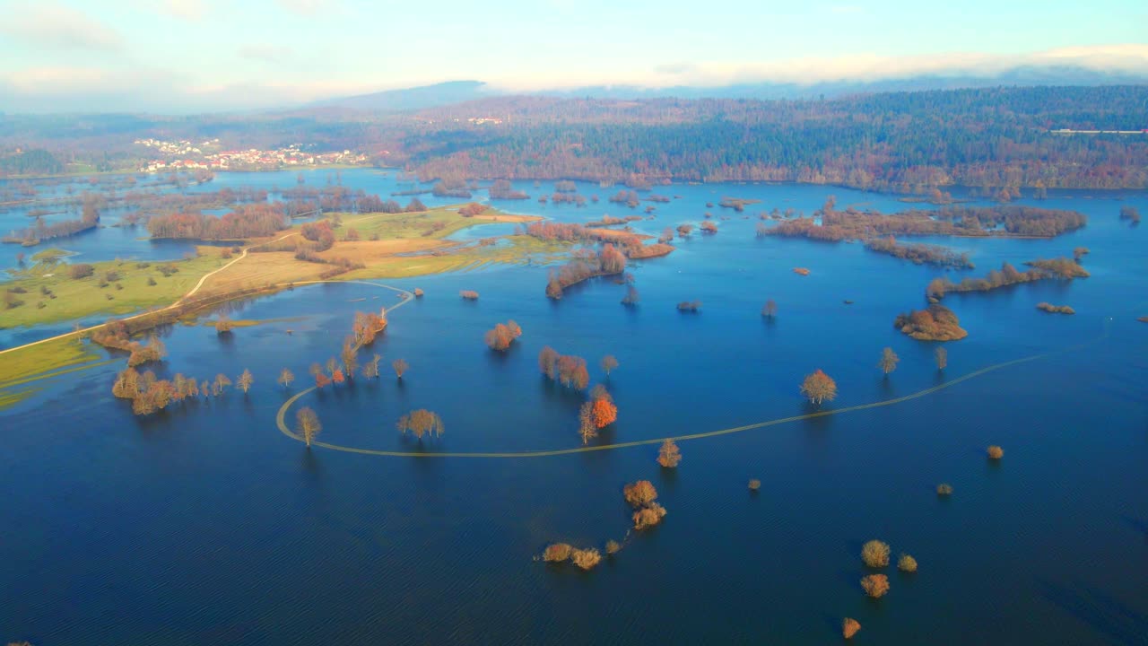 슬로베니아의 플라니나 평야의 4k 드론 영상