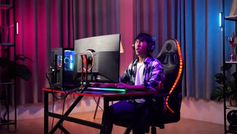 un adolescente asiático pierde mientras juega videojuegos en la computadora.