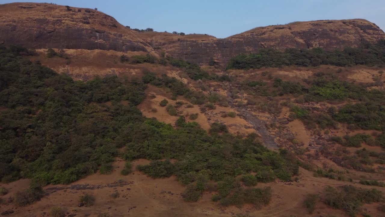 Formazione rocciosa di basalto, paesaggio montano Sahyadri e vegetazione forestale, Maharashtra, Lonavala. Veduta panoramica, aerea.