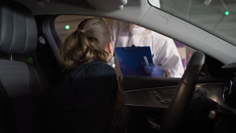 video de mano de detener un coche para hacer una prueba de coronavirus