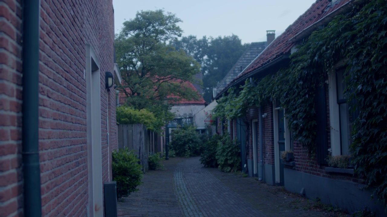 Vorbeifahrt an einer alten mittelalterlichen Dorfstraße, die die schöne Landschaft offenbart.